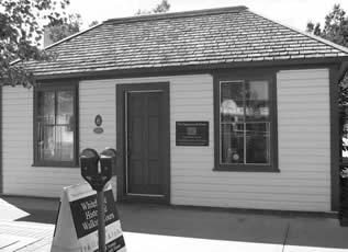 The Donnenworth House is a wood frame construction with hip and gable roofs. </p>
<p>The structure has a long H-shaped plan. Ship lap wood siding covers the exterior and cedar shake shingles cover the roof. 