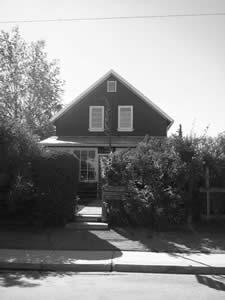 The Grant House structure is 1-1/2 storey frame house with a gable roof and a floor plan of 20′ by 20′. The siding is false brick asphalt. 