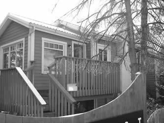 The Harvey House is a one storey log dwelling has an L-shaped plan and a gable roof. One addition was originally a tent frame which was later built into a wood frame. 