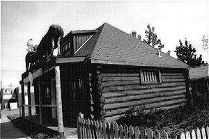 The Widdershin House is a 1-1/2 storey log structure with a hip roof. The east wall is stucco sided and the interior is fully drywalled. Asphalt shingles cover the roof.
