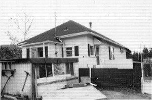 The W S Drury house is a single storey frame house has a gabled roof, a glassed front porch of log construction and bevelled wood siding. A hip roof is covered by asphalt shingles.